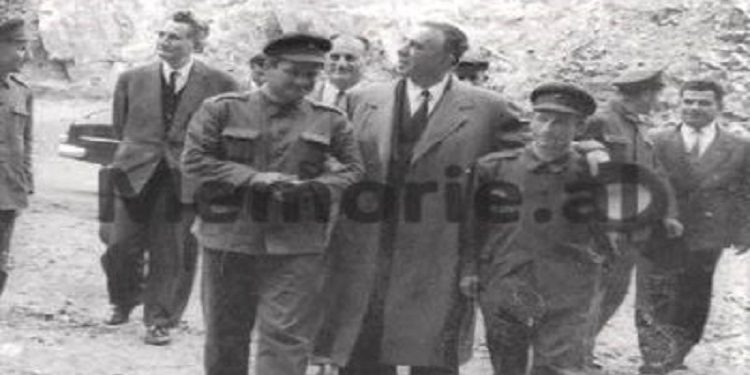 “Kur gjeneral Prodani, që kishte shumë afrimitet me kryeministrin, i tha: ‘Ç’po bëni kështu?! Ç’faj kanë bërë shokët, që po i godisni kaq egër?! Mehmeti i’u përgjigj…”/ Kujtimet e ish-presidentit Alfred Mosiu