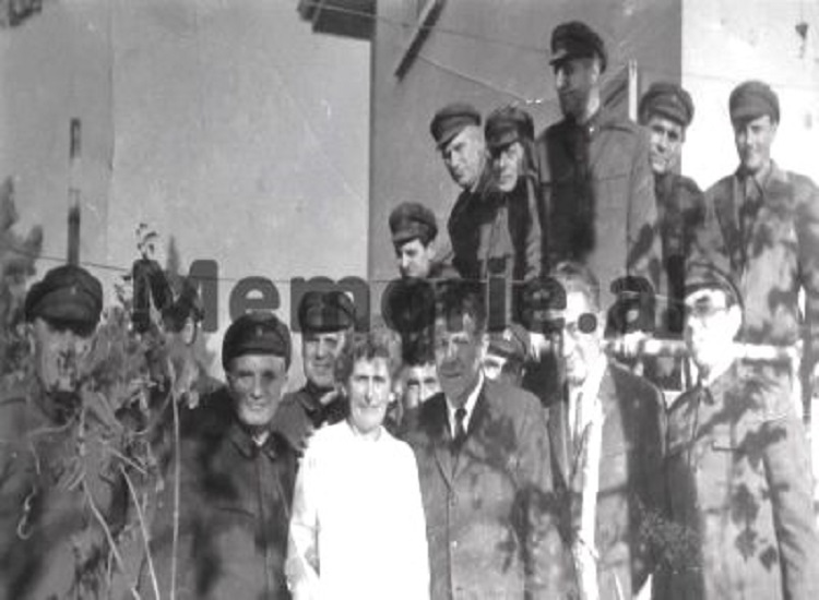 Jinsiy aloqa uchun it uslubida turgan liboslardagi gozal ayollar Taqiqlangan porno videolarni onlayn tomosha qiling