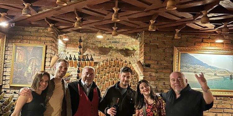 Kantina “Binjakët” në Tiranë, një atraksion turistik, që po mahnit vizitorët vëndas e të huaj, të cilët e krahasojnë me “Cabernet” të Napa-s, apo “Shtëpitë e Shampanjës” së Francës e, Portugalisë