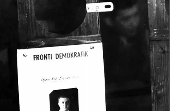 “Enveri zakonisht votonte te Kopshti nr. 31, afër ‘Bllokut’, por deri kur ai nisej nga vila, për efekte sigurie, nuk tregohej dhe ne detyroheshim që…”/ Dëshmia e rrallë e ish-punonjësit të ‘Dekorit’ të Tiranës