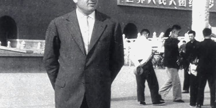 “Kur erdhi Hrushovi, unë u ngjita deri te avioni dhe kur zbriti shkallët e u takua me Enverin, i tha në vesh; Sa të jem unë këtu, për Titon, mos…”/ Dëshmia e rrallë e ish-operatorit, të Kinostudios “Shqipëria e Re”