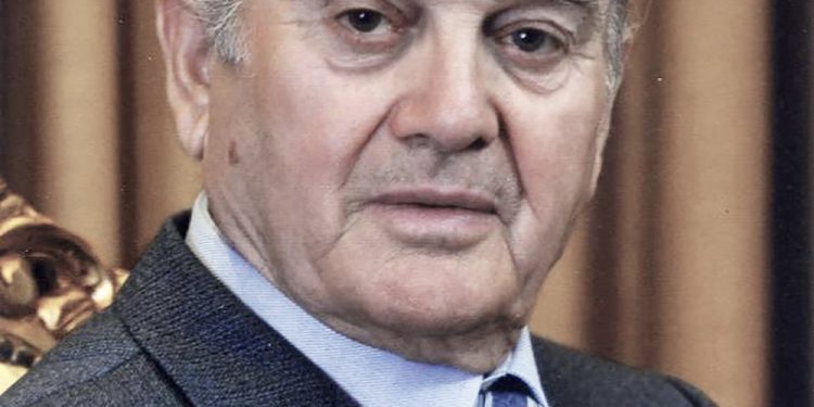 “Kur erdhi Hrushovi, unë u ngjita deri te avioni dhe kur zbriti shkallët e u takua me Enverin, i tha në vesh; Sa të jem unë këtu, për Titon, mos…”/ Dëshmia e rrallë e ish-operatorit, të Kinostudios “Shqipëria e Re”