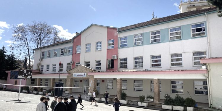 “Ju tregoj nxënësit e mësuesit, nga sportistët, tek artistët dhe politikanët, kush ishin ‘avnirustemast’ e dikurshëm, që kujtohen edhe sot…”/ Historia e panjohur e shkollës në qendër të kryeqytetit