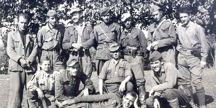 “Kur erdhi Hrushovi, unë u ngjita deri te avioni dhe kur zbriti shkallët e u takua me Enverin, i tha në vesh; Sa të jem unë këtu, për Titon, mos…”/ Dëshmia e rrallë e ish-operatorit, të Kinostudios “Shqipëria e Re”