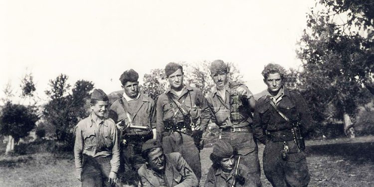 “Kur erdhi Hrushovi, unë u ngjita deri te avioni dhe kur zbriti shkallët e u takua me Enverin, i tha në vesh; Sa të jem unë këtu, për Titon, mos…”/ Dëshmia e rrallë e ish-operatorit, të Kinostudios “Shqipëria e Re”