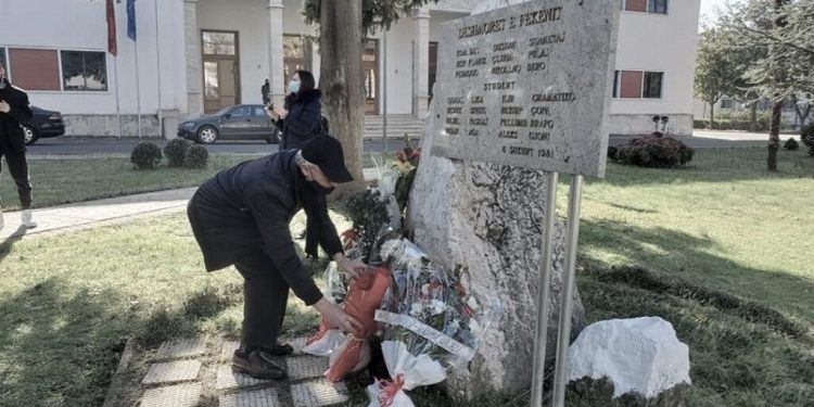 “Tragjedia e Fekenit ku humbën jetën 11 shokët tanë dhe u plagosën shumë të tjerë, ndodhi se komandanti i shkollës, Rustem Peçi, dha urdhër që…”/ Dëshmia e rrallë e ish-studentit që mbeti i paralizuar