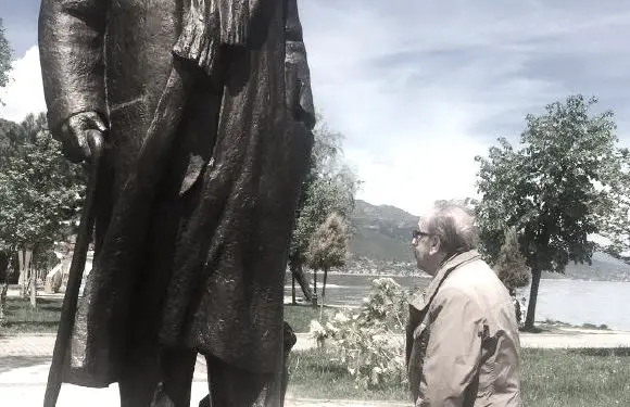“I mërzitshmi dhe i padurueshmi R.P., i jep Kadaresë një lajm gati të pabesueshëm; ‘Lasgushi, ka pasur këtë verë, një histori dashurie…”/ Ngjarja e panjohur e dy kolosëve të letrave shqipe