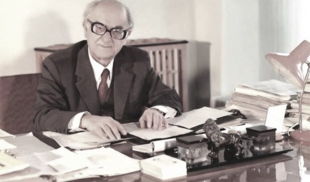 “Enveri në atë kohë, dukej i hapur dhe bisedonte me ne, si një njeri i thjeshtë, pasi…”/ Dëshmia e rrallë e akademikut Aleks Buda, kur u takua me diktatorin, në Konferencën e Paqes në Paris, në ’46-ën
