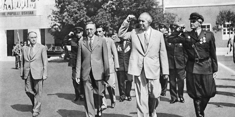 “Tragjedia e Fekenit ku humbën jetën 11 shokët tanë dhe u plagosën shumë të tjerë, ndodhi se komandanti i shkollës, Rustem Peçi, dha urdhër që…”/ Dëshmia e rrallë e ish-studentit që mbeti i paralizuar