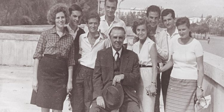 “Pasi më pushkatuan babain në ’47-ën, me ‘Grupin e deputetëve’, ne u vendosëm në Shkodër, ku oficerët e Sigurimit dhe vetë Feçor Shehu, shkonin natën te shtëpia e mamasë dhe…”/ Dëshmia e rrallë e Artan Kokoshit