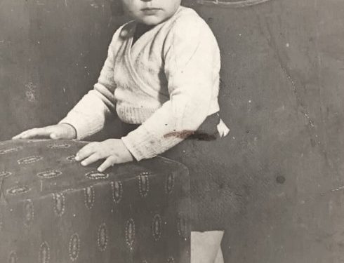 “Pasi më pushkatuan babain në ’47-ën, me ‘Grupin e deputetëve’, ne u vendosëm në Shkodër, ku oficerët e Sigurimit dhe vetë Feçor Shehu, shkonin natën te shtëpia e mamasë dhe…”/ Dëshmia e rrallë e Artan Kokoshit