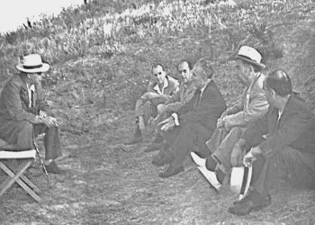 “Një devijim i vijës së Partis, ësht bërë në Brigadën t’onë, në katundin Sinë, ku u dogjën pa asnjë arsye shtëpit e katundit, vetëm për hakmarrje…”/ Raporti i zv/komisarit, Manush Myftiu, gusht 1944