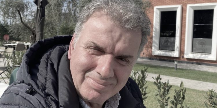 “Në Burrel, babait i shkonin në katër të mëngjesit në qeli dhe i thoshin; ‘çohu se të ka ardhur urdhri për t’u pushkatuar’, duke e detyruar të hapte gropën, varrin e tij…”/ Dëshmia e trishtë e Qazim Kokoshit