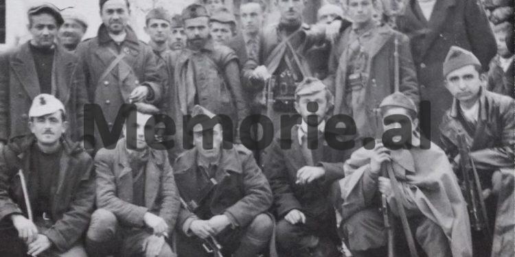 “Gjeneral Tahir Kadareja, ka qenë gjatë viteve të para të luftës, më i njohur se Enveri dhe ndoshta një nga arsyet e mllefit…”/ Shkrimi i panjohur i shkrimtarit të famshëm, për ushtarakun e burgosur