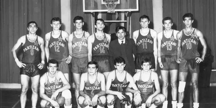 “Kur disa tifozë, i dolën përpara Hysni Kapos dhe i thanë se; Papavangjelin na e ka marrë ‘Dinamo’, nuk e kthejnë në Vlorë, ai…”/ Historia e panjohur e legjendës së basketbollit vlonjat dhe atij kombëtar
