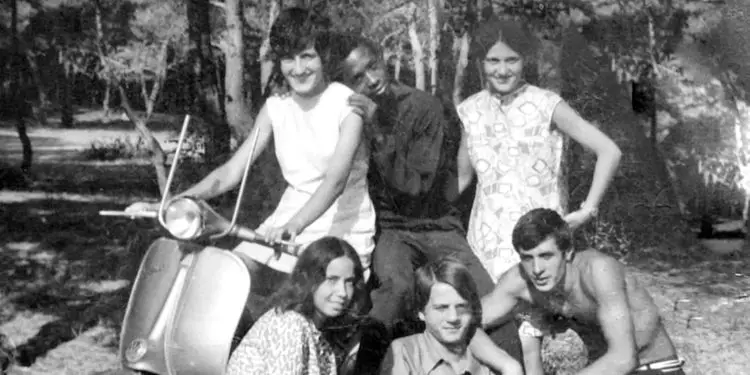 “Diskriminimi racist në Vlorë i preu damarët: Drama e Makangës dhe letra e panjohur drejtuar Enver Hoxhës.”/ Historia e panjohur e fëmijëve afrikanë në Shqipëri