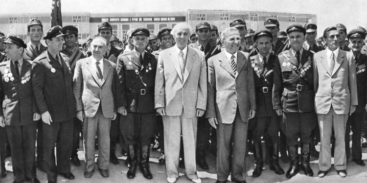 “Tragjedia e Fekenit ku humbën jetën 11 shokët tanë dhe u plagosën shumë të tjerë, ndodhi se komandanti i shkollës, Rustem Peçi, dha urdhër që…”/ Dëshmia e rrallë e ish-studentit që mbeti i paralizuar