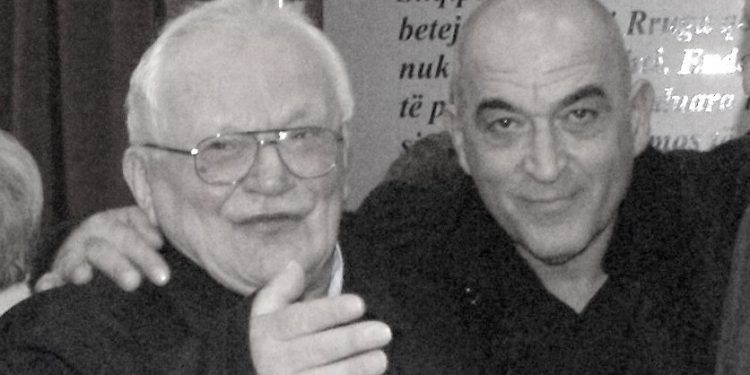 “Dom Simoni ishte i vrarë shpirtërisht, jo nga vuajtjet e burgut apo, problemet e demokracisë së brishtë por, nga kolegët dhe drejtuesit e Kishës në Shkodër, pasi…”/ Historia e panjohur e fratit rebel