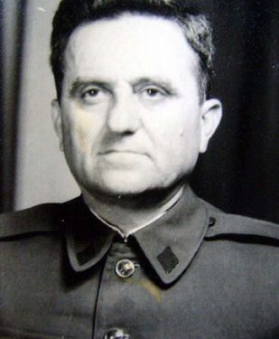 “Komandanti, Nazar Demiraj, i cili si gjoja rastësisht, vizitoi qelinë e dy artistët e shprishur dhe mbasi kulloti sytë mbi lëmyshkun e mureve, u tha; Ç’e keni këtë zarbë lakuriqe…”?! / Ngjarja e rrallë, në burgun e Burrelit