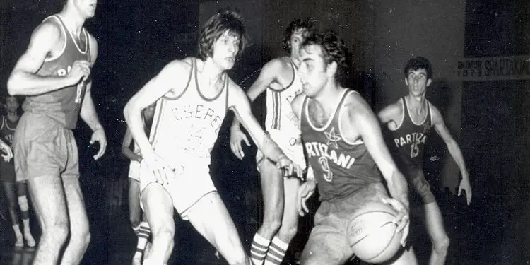 “Kur disa tifozë, i dolën përpara Hysni Kapos dhe i thanë se; Papavangjelin na e ka marrë ‘Dinamo’, nuk e kthejnë në Vlorë, ai…”/ Historia e panjohur e legjendës së basketbollit vlonjat dhe atij kombëtar