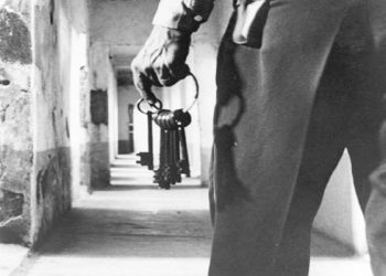 “Tomor Allajbeut, nipit të Abaz Ermenjit, vetëm pse tha; ‘S’punoj unë, të hajë Nexhmija’, pas një muaji hetuesi speciale, i shtuan edhe 13 vjet…” Dëshmia e rrallë e ish-të burgosurit të Spaçit!