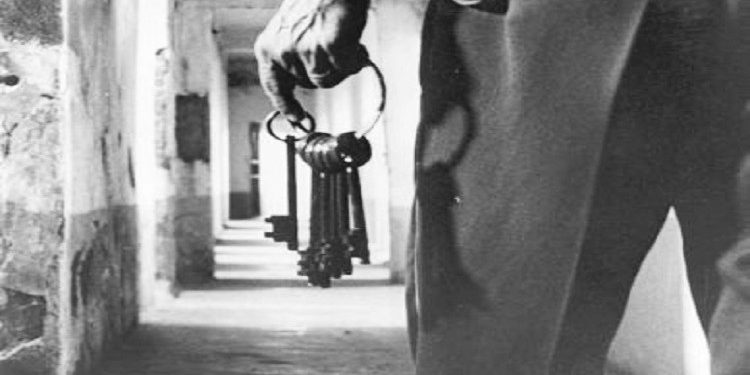 “Tomor Allajbeut, nipit të Abaz Ermenjit, vetëm pse tha; ‘S’punoj unë, të hajë Nexhmija’, pas një muaji hetuesi speciale, i shtuan edhe 13 vjet…” Dëshmia e rrallë e ish-të burgosurit të Spaçit!