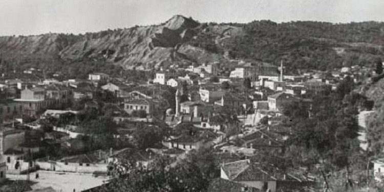 “Kur filloi shfaqja dhe në skenë doli ‘Dhimitri’ me ‘Olimbinë’, që salla i shikonte me admirim, në galerinë qëndrore u dëgjua zëri Demirit, sekretarit të Partisë…”/ Historia e trishtë e “familjes reaksionare”!