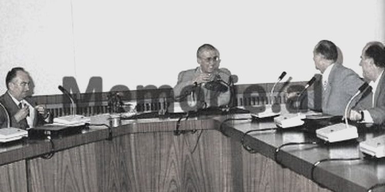 “Goditja e Krerëve të Ushtrisë 1974-1975: ‘Balluku, Dume, Çako, Parllaku, agjentë të Jugosllavisë dhe Traktatit të Varshavës…’” / Zbulohet akt-akuza e Aranit Çelës dhe debati i fundit në Presidium për faljen e tre gjeneralëve