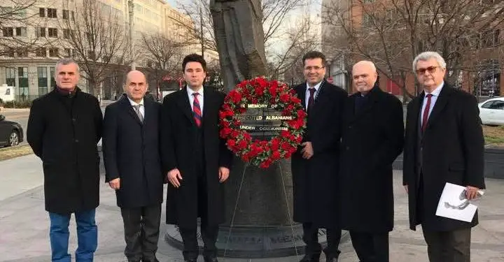 “Lee Edwards, ishte një mik, mentor dhe hero, për shumë të persekutuar gjatë regjimit komunist (Luftën e Ftohtë), përfshirë edhe Shqipërinë e, në saj të tij…”/ Refleksionet e gazetarit të njohur të VOA-s