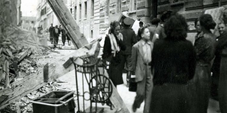 “Komunistët e Titos që zbritën nga malet, të palarë e të veshur keq, në godinën e Bankës Italiane rrisnin pula, në vaskën e banjos, mbillnin majdanoz, s’e njihnin tualetin…”/ Refleksionet e shkrimtarit të njohur