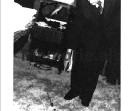 “Duke ndjekur rrugën që ka bërë predha në trup, në jastëk, batanije dhe deri në dyshek, del se viktima…”/ Dokumentet e panjohura arkivore, me fotot dhe akt-ekspertizën e ish-kryeministrit Mehmet Shehu