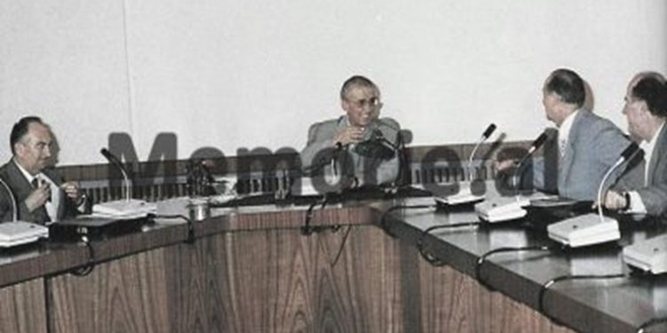 “Më 18 dhjetor 1981, kur erdha në mëngjes në punë, shoqja ime që kishte fjetur natën aty, Mimoza T., më tha se; pasi ike ti në orën 22.00, Mehmet Shehu më kërkoi që…”/ Dëshmia e rrallë e ish punonjëses së shërbimit, Farije Koçiraj