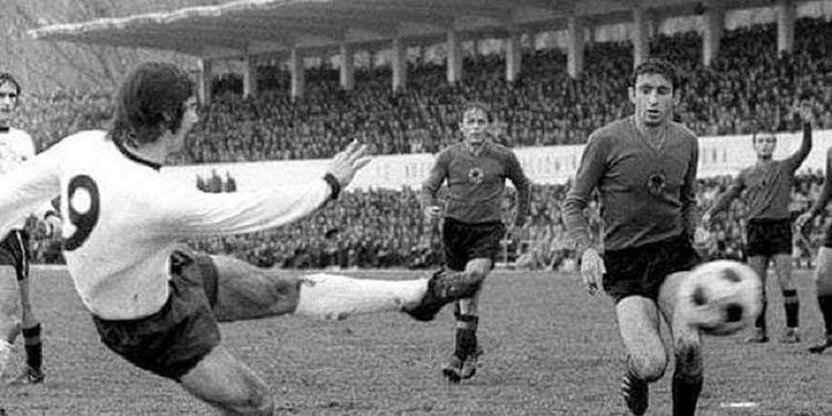 “Gazeta franceze ‘Sud West’, ripublikoi historinë e fshehtë të Gerd Mylerit, me bukuroshen shqiptare të Hotel ‘Dajtit’…”/ Kur shtypi europian “ziente” për dashurinë fluide të legjendës gjermane të futbollit botëror!