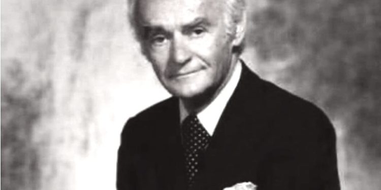 “Kur i thashë se; jam gazetare, madje jemi patriotë, të dy nga Korça, ai m’u përgjigj; unë jam patriot me të gjithë shqiptarët, por…”/ Historia e panjohur e shqiptarit më të famshëm në Boston dhe SHBA-ës