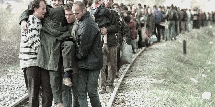 “Pasi kemi ecur orë të tëra në këmbë, të lodhur e të dërmuar, forcat serbe na ndalën te stacioni trenit në Prishtinë, ku u ulëm në tokë dhe ata filluan të…”/ Historia tragjike e familjes shqiptare nga Prishtina