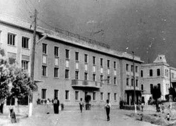 “Edhe pse i rraskapitur nga puna, babai na mblidhte rreth mangallit, për të dëgjuar romane të përkthyer prej tij, nga gjuhë që i kish mësuar në ‘Zosimea’ të Janinës…”/ Historia e panjohur e ish-të internuarit politik