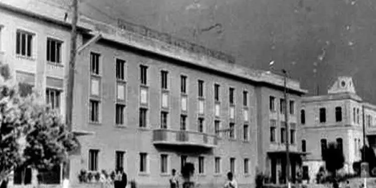 “Edhe pse i rraskapitur nga puna, babai na mblidhte rreth mangallit, për të dëgjuar romane të përkthyer prej tij, nga gjuhë që i kish mësuar në ‘Zosimea’ të Janinës…”/ Historia e panjohur e ish-të internuarit politik