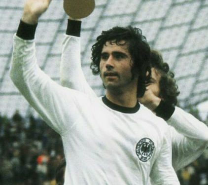 “Gazeta franceze ‘Sud West’, ripublikoi historinë e fshehtë të Gerd Mylerit, me bukuroshen shqiptare të Hotel ‘Dajtit’…”/ Kur shtypi europian “ziente” për dashurinë fluide të legjendës gjermane të futbollit botëror!