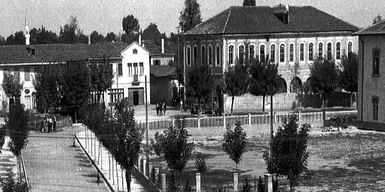“Edhe pse i rraskapitur nga puna, babai na mblidhte rreth mangallit, për të dëgjuar romane të përkthyer prej tij, nga gjuhë që i kish mësuar në ‘Zosimea’ të Janinës…”/ Historia e panjohur e ish-të internuarit politik