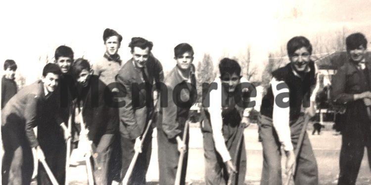 “Kur i kërkoi burrit, ta çonte tek prindërit, sepse nuk mund të duronte, të flinte me një njeri të përlyem, atij i kërceu tërbimi, e lidhi këmbë e duar pas trarit të ahurit dhe…”/ Kujtimet e ish-të internuarit politik