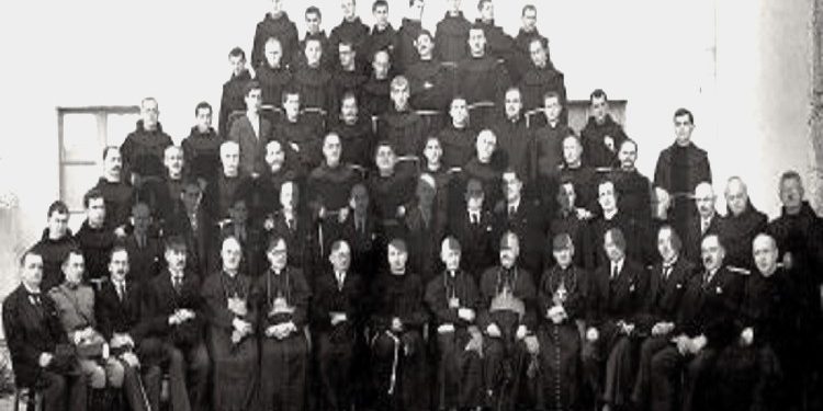 “Kur më arrestuen në tetorin e ’89-ës, në Rragam, tuj dhanë meshë te shpia e mikut tim, Ndrecës, shoferi i Degës së Mbrendshme, një komunist lunatik, u tregu aq i egër, sa…”/ Dëshmia e ish-Ipeshkvit të Shkodrës