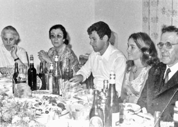 “Fëmijët e Mehmetit ishin të degjeneruar, Marjeta pinte në shtëpi me Bashkimin dhe vetëm me këmishë nate, bashkë me Ismail Kadarenë e Elenën, në ora 0.3, të natës, shkonin…”/ Dëshmia e bujshme në hetuesi, e oficerit të shoqërimit