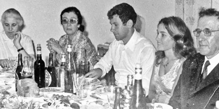 “Fëmijët e Mehmetit ishin të degjeneruar, Marjeta pinte në shtëpi me Bashkimin dhe vetëm me këmishë nate, bashkë me Ismail Kadarenë e Elenën, në ora 0.3, të natës, shkonin…”/ Dëshmia e bujshme në hetuesi, e oficerit të shoqërimit