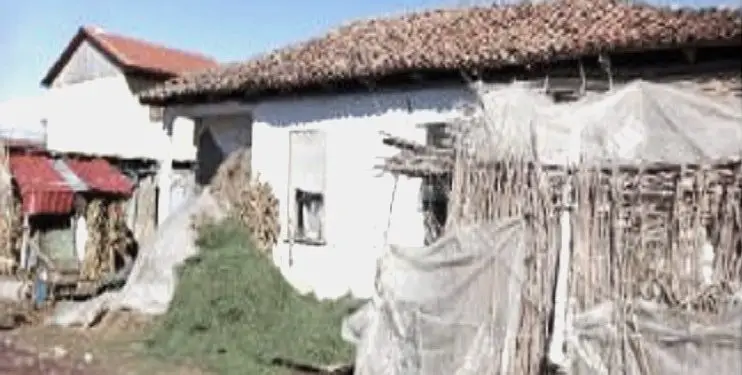 “Monumenti ‘Toka jonë’, në qendër të Lushnjes, poshtërues, artistikisht mediokër, politikisht i dëmshëm dhe historikisht i falsifikuar, duhet zhdukur…”/ Reportazh dhe refleksionet e shkrimtarit të njohur