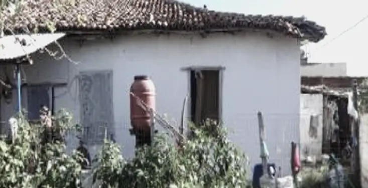 “Monumenti ‘Toka jonë’, në qendër të Lushnjes, poshtërues, artistikisht mediokër, politikisht i dëmshëm dhe historikisht i falsifikuar, duhet zhdukur…”/ Reportazh dhe refleksionet e shkrimtarit të njohur