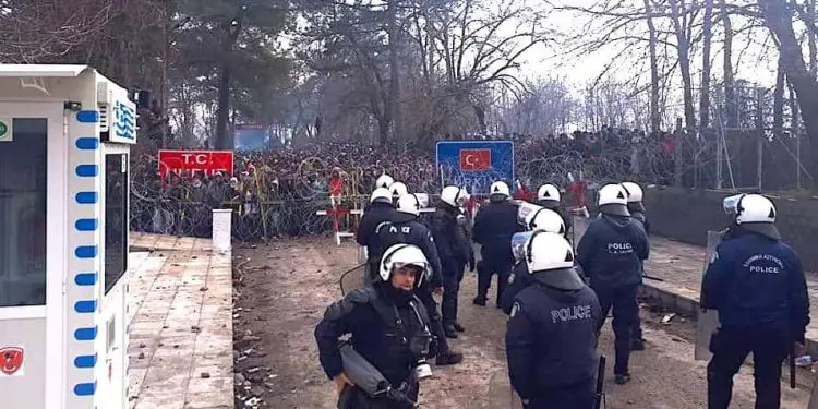 “Ndërsa grekët na jepnin bukë me dorë në zemër, ne plaçkitnim njeri tjetrin, sepse, ishim produkt i ‘njeriut të ri’, siç bënim dikur, kur vidhnim edhe brekët në…”/ Refleksionet e emigrantit shqiptar nga Italia ·