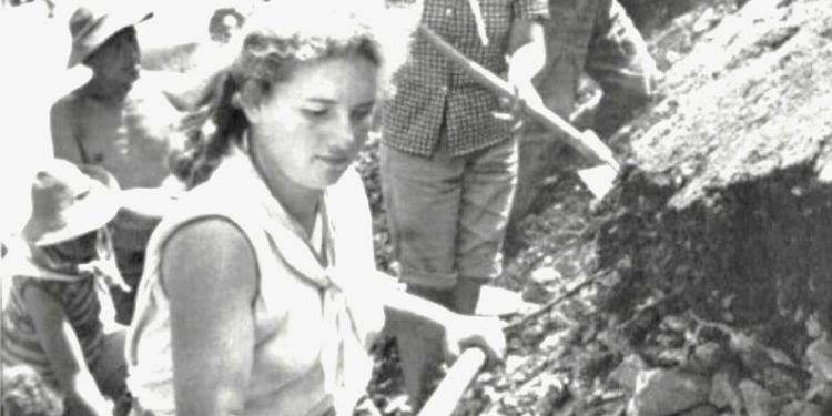“Djali i ri, brigadier në Lukovë, me teserën e komunistit në xhep, shkoi në kampin e internimit në Savër të Lushnje, për të kërkuar vajzën që e njohu në aksion…”/ Historia tronditëse dhe takimi pas 25 vitesh