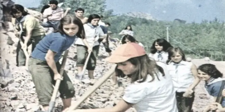 “Djali i ri, brigadier në Lukovë, me teserën e komunistit në xhep, shkoi në kampin e internimit në Savër të Lushnje, për të kërkuar vajzën që e njohu në aksion…”/ Historia tronditëse dhe takimi pas 25 vitesh