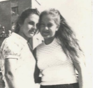 “Djali i ri, brigadier në Lukovë, me teserën e komunistit në xhep, shkoi në kampin e internimit në Savër të Lushnje, për të kërkuar vajzën që e njohu në aksion…”/ Historia tronditëse dhe takimi pas 25 vitesh