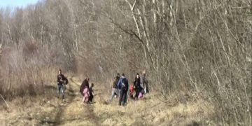 “Ndërsa grekët na jepnin bukë me dorë në zemër, ne plaçkitnim njeri tjetrin, sepse, ishim produkt i ‘njeriut të ri’, siç bënim dikur, kur vidhnim edhe brekët në…”/ Refleksionet e emigrantit shqiptar nga Italia · 